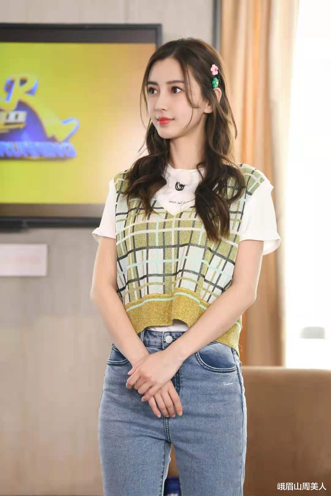 穿衣搭配|?Baby新造型变清纯女学生，穿民国装扎双马尾好少女，哪像生过娃