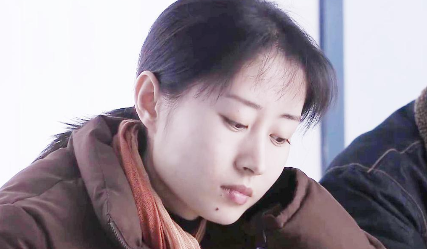 刘敏涛|刘敏涛现身苍蝇小馆，不顾形象大口吃面，素颜被指差别太大认不出