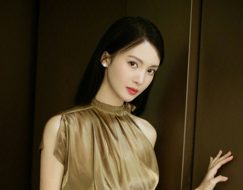 李晨|新生代四小花旦出炉?李沁数据超出赵露思1亿,但榜首却雷打不动