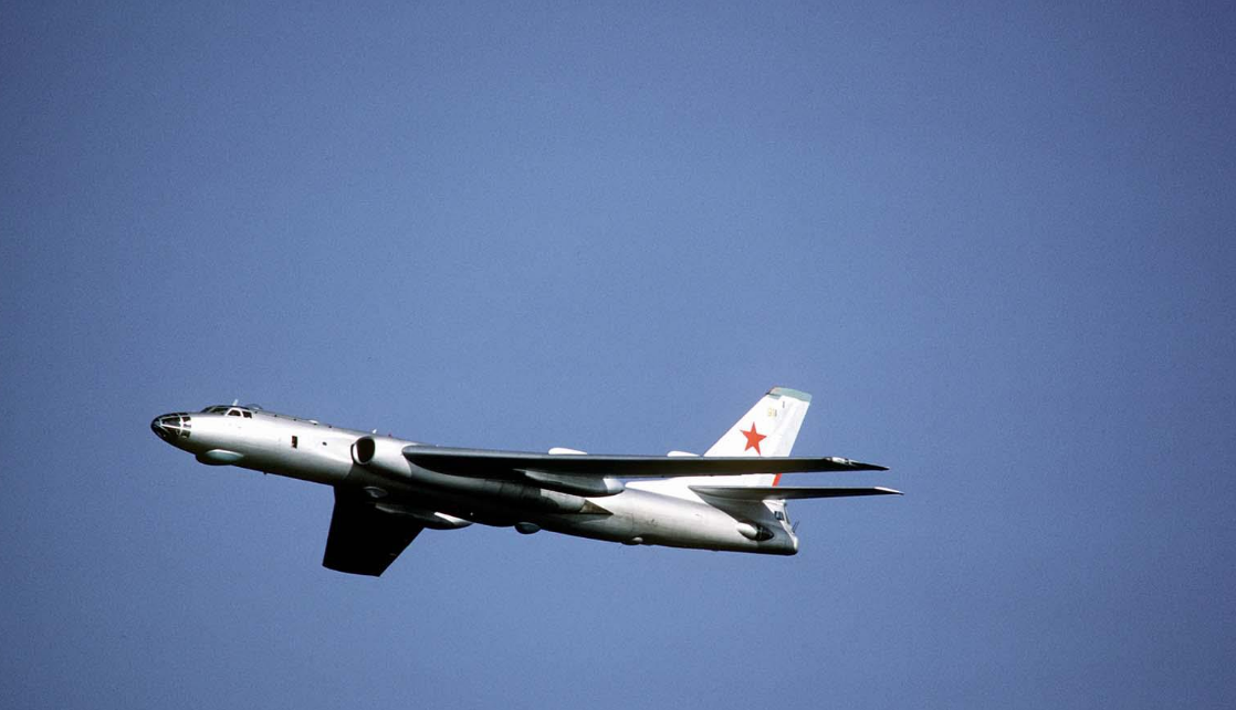 中国军力报告|驾驶70吨战机，苏联师长从美航母上空掠过，想再来一次却玩脱了