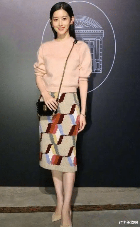 洗发水|章泽天嫁给富商后气质都高级了，一身黑色打扮，满满的国际范