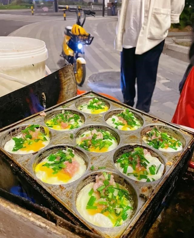 清浅微笑的我|寒冷夜晚，嘉兴中山路十字路口，一位年过七旬的白发老者还在摆摊