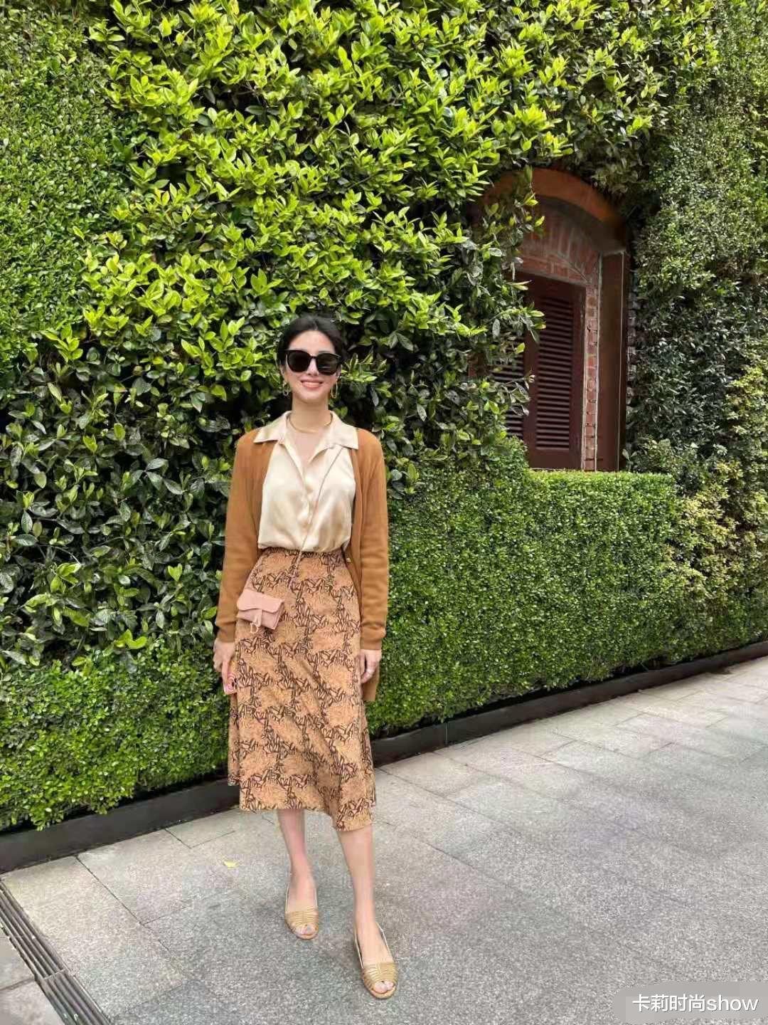 卡莉时尚show|“90后阔太”杨采钰好适合法式风,开衫配碎花裙,看着还挺大气的