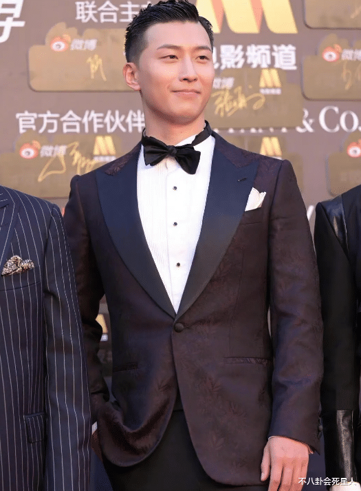 练练|含胸驼背、脖子前倾，上镜就成灾难，男星们该练练仪态了