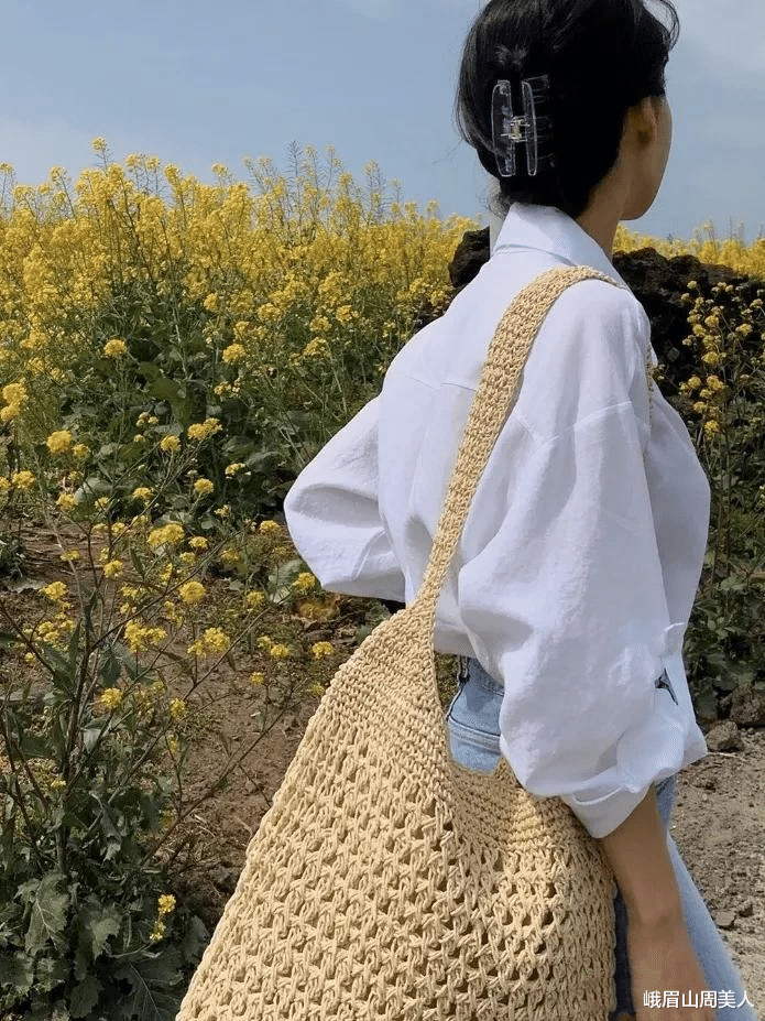 t恤|?女人别总扎“低马尾”，今年流行这3种发型，杨幂、迪丽热巴早安排了！