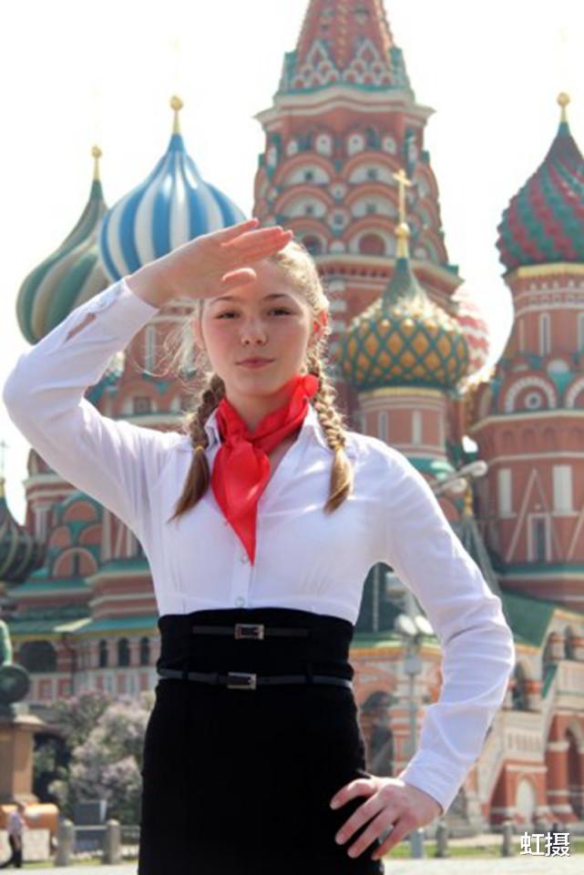 美国|最美金刚芭比，受施瓦辛格称赞！因探访东乌战场，被美国无情封杀