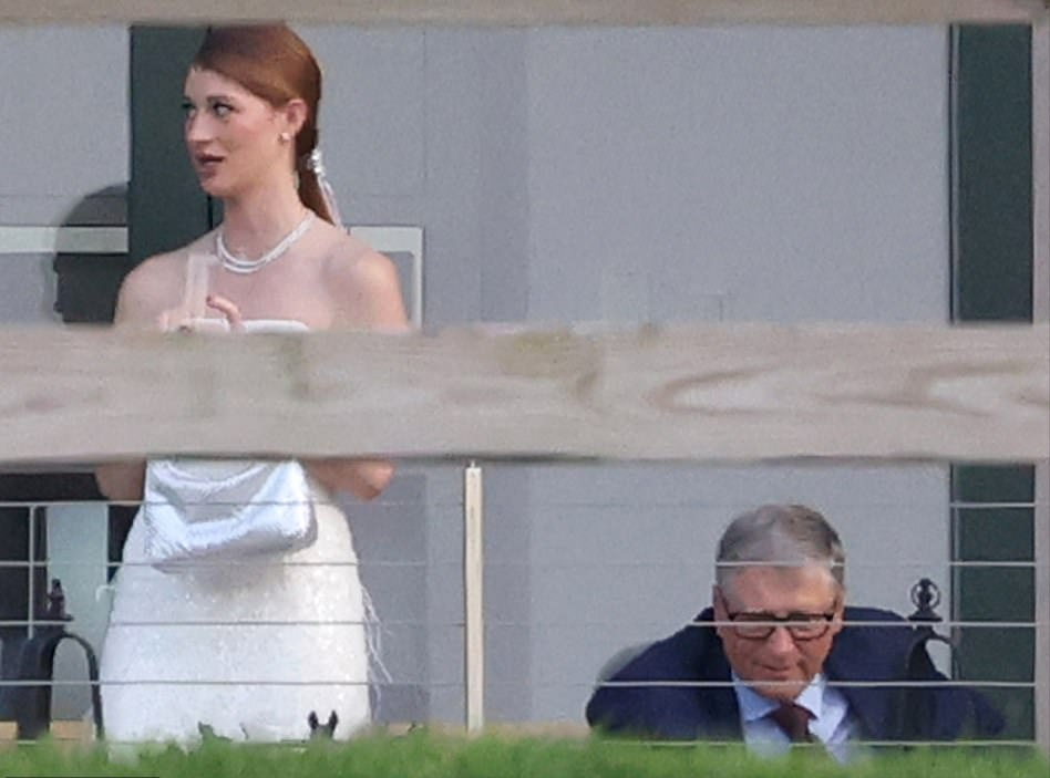 詹妮弗|比尔盖茨女儿婚礼彩排！他和前妻梅琳达同框不尴尬，新娘穿挂脖白裙太美