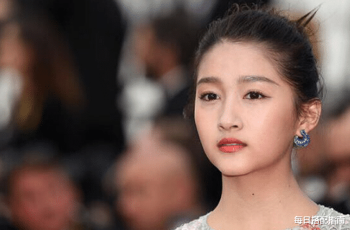 关晓彤|有一种美叫关晓彤，长得漂亮单看却显土气，但合照总能碾压别人