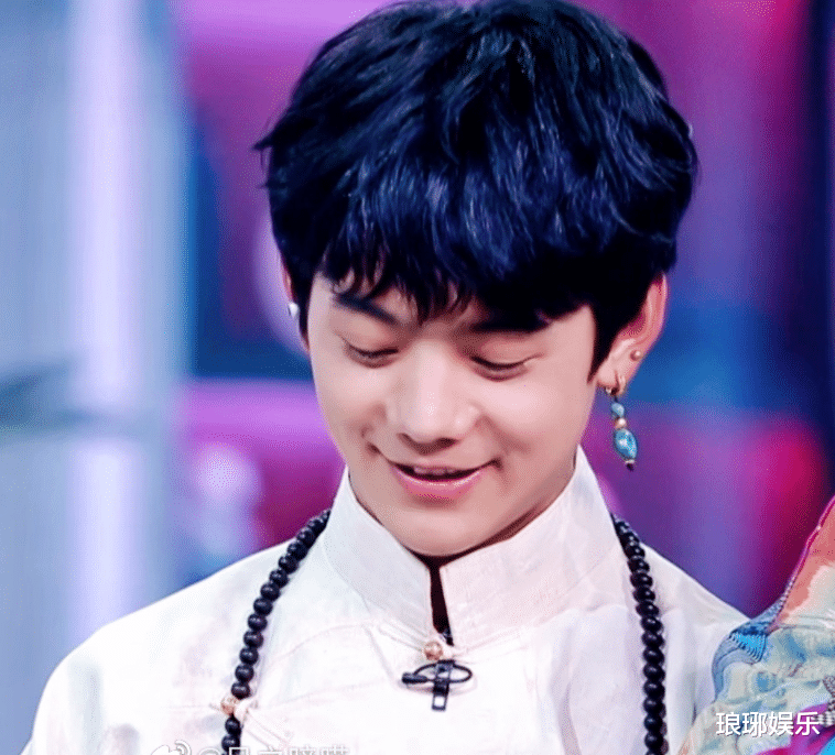 西湖|丁真在西湖被偶遇，在路人视角下，19岁真人颜值如何很显然