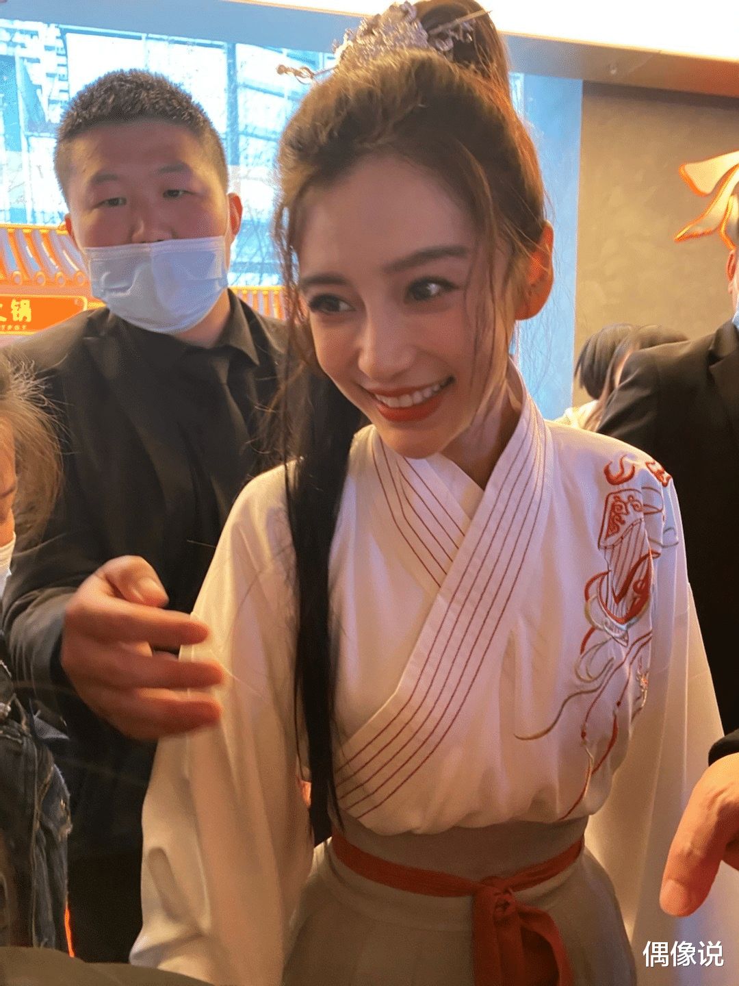 Angelababy|Angelababy32岁庆生宴好拉风：全场穿汉服，4岁儿子小海绵也来了