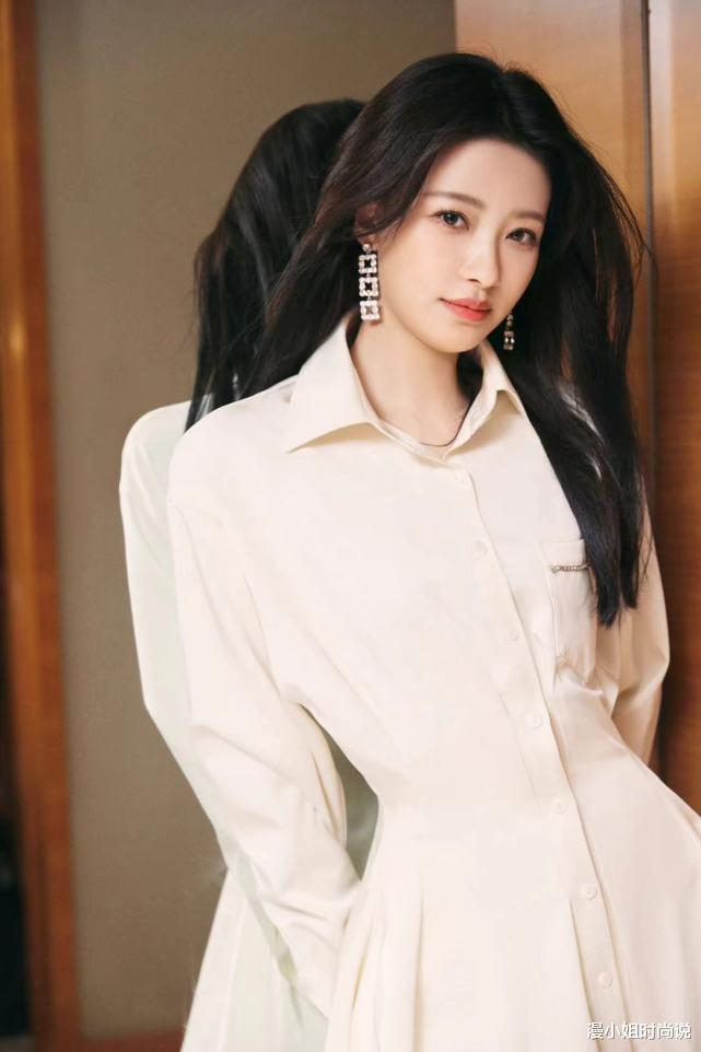 漫小姐时尚说 孙怡一身衬衫连衣裙搭配高筒靴，又帅又有型，文艺女孩可以借鉴了