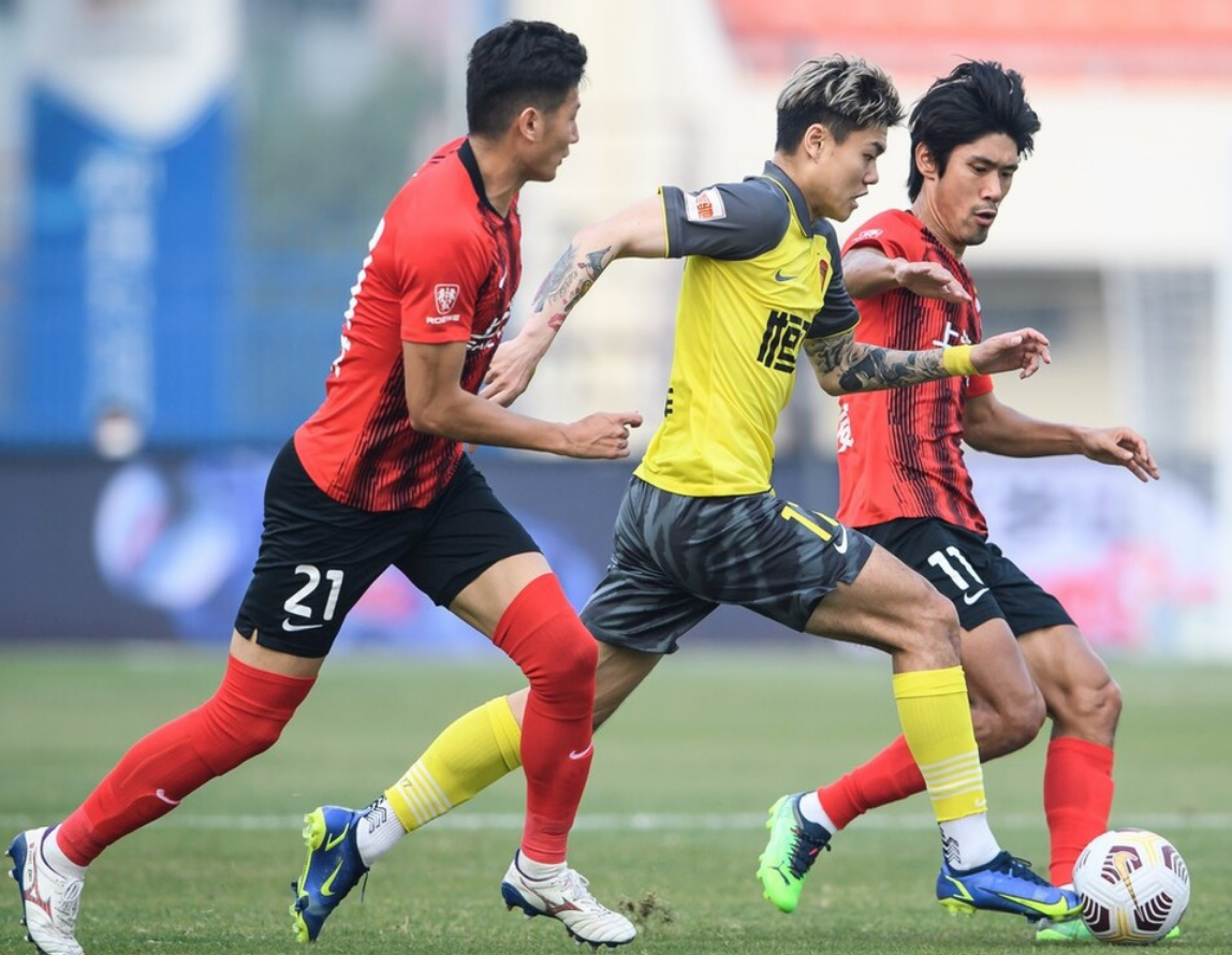 浙江省|1-0！上海海港直接晋级亚冠，邓涵文错失空门良机，广州队掉到第3