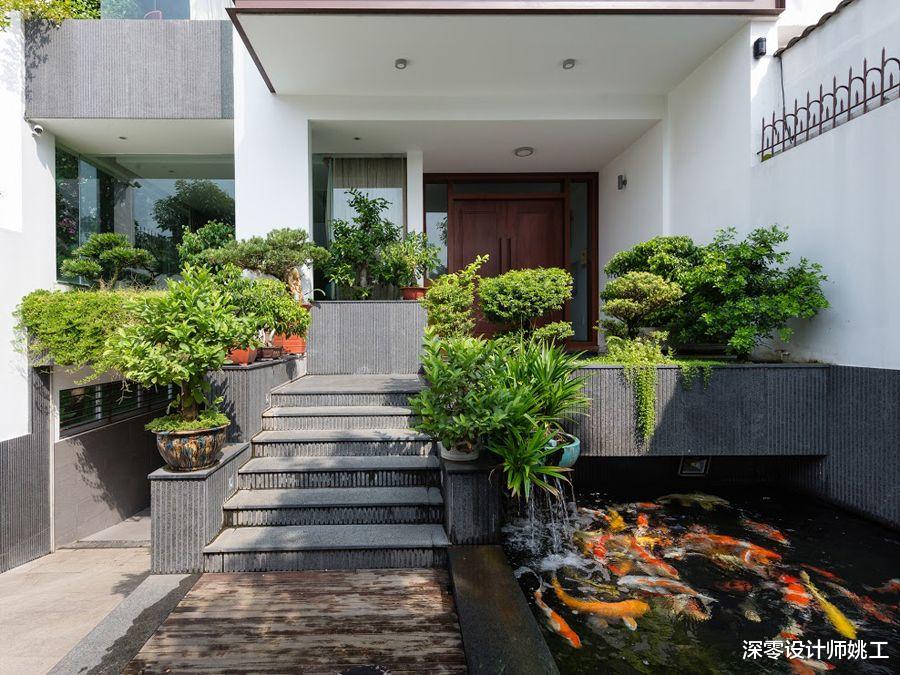 别墅不妨选择这样设计，入户门搭配门廊设台阶，提升整个住宅的档次感