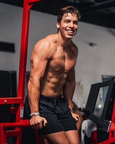 跨过鸭绿江|施瓦辛格3个儿子差距有多大？老大爱健身，老二200斤，私生子最壮