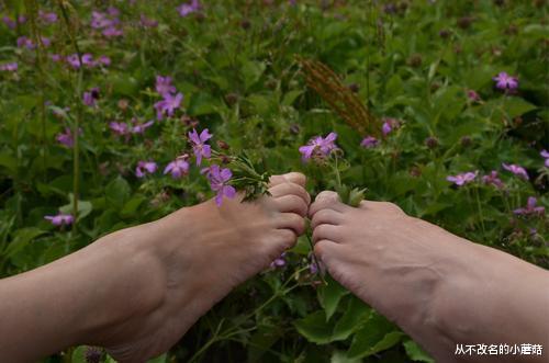 从不改名的小蘑菇|二胎妈妈无人照料，丈夫却陌生女人在逛街，妻子：有视频都不承认