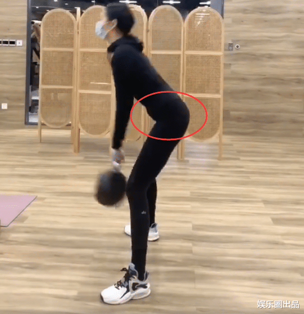 郑爽|关晓彤健身视频火了，一袭黑衣尽显完美身形，弯腰时亮点明显