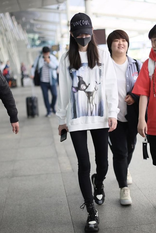 卷发|于文文剪短发更时髦了，把卫衣当裙子玩下衣失踪，秀出长腿太抢眼