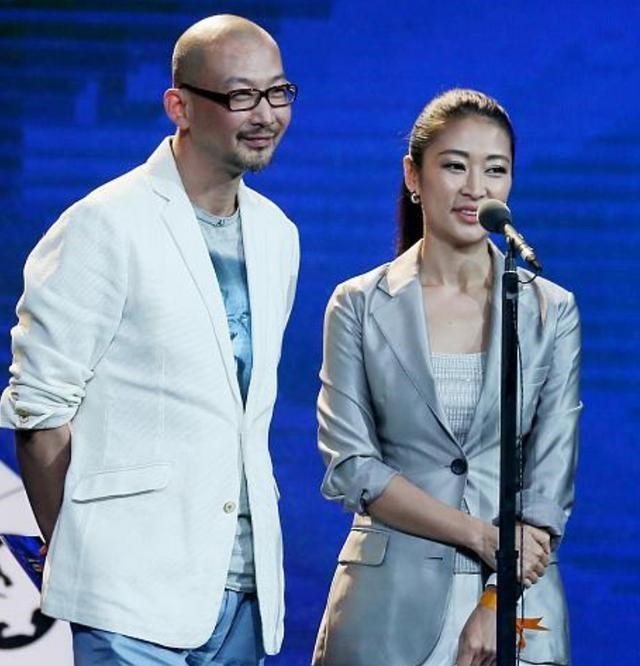 t恤 梁静太低调了，穿T恤牛仔配黄发像假小子，身旁的管虎像大叔