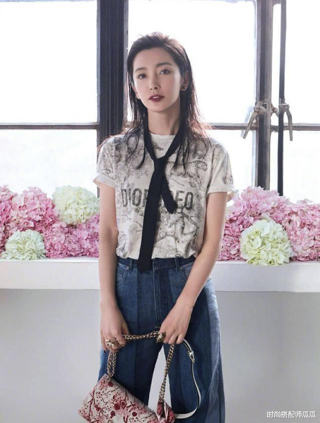 时尚搭配师瓜瓜|?40岁女人就别乱穿了，学袁泉这样穿，一件白T恤也能穿出高级感！