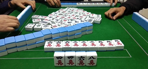 打麻将 嫌弃中国麻将丑，美国女子发明“白人麻将”，看到成品后网友怒了