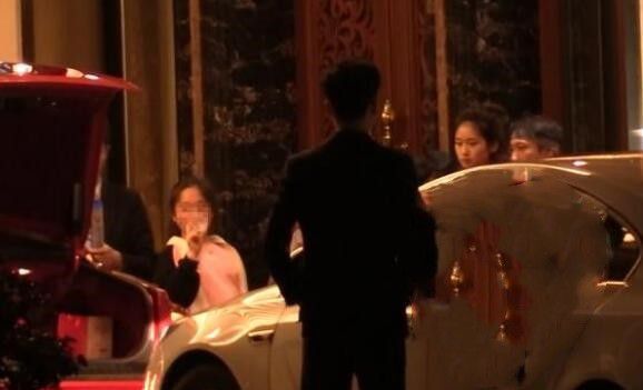 王思聪|王思聪与仨美女逛街，他对最朴素那位情有独钟，手自然搭对方肩上