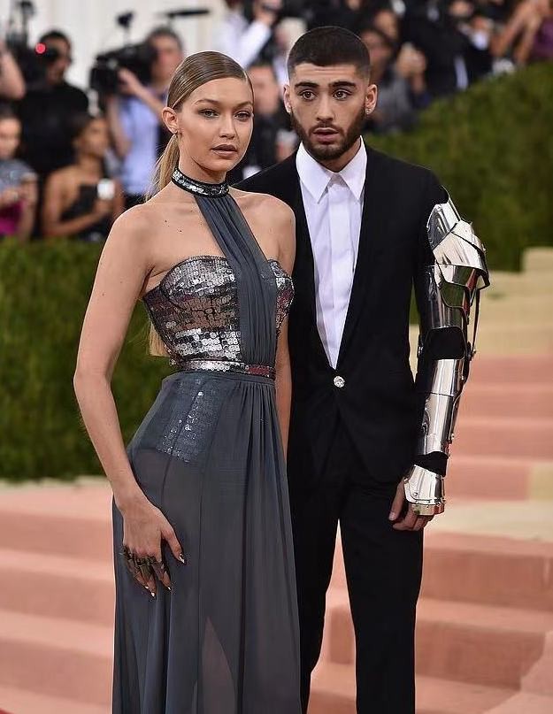 全球时尚风行 Gigi的妈妈控诉美渣施暴!Gigi与其再次分手,两人的一岁女儿好可怜