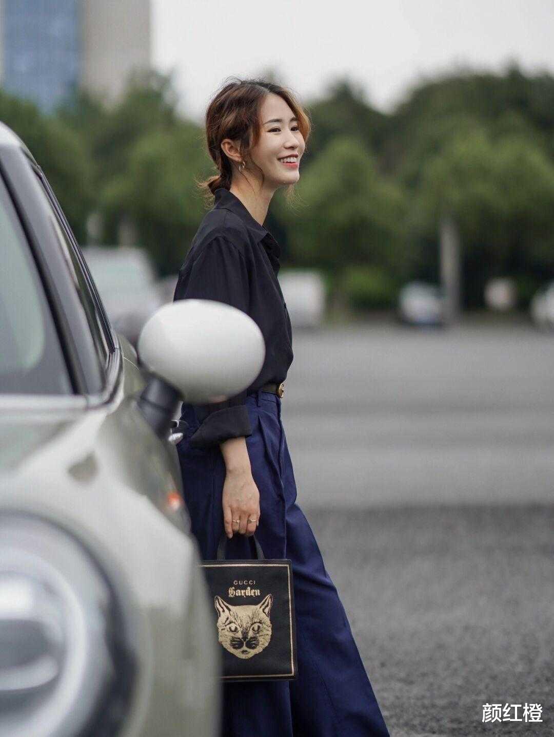 颜红橙|最近火了一种穿法，叫“T恤+长裤”，知性优雅又有气场，太美