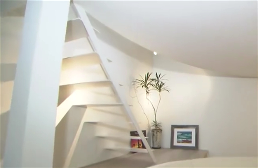 |日本小夫妻61㎡“菜刀房”,玄关不足一臂宽,浴室在3米深地下?