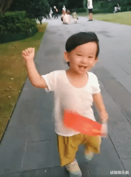 应采儿|应采儿晒二胎儿子萌态，一岁HoHo奔跑灵活，笑起来像妈妈