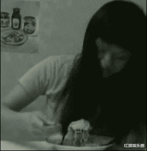 “在网上给孩子买了件衣服，结果上面宽松下面瘦，商家：穿反了”