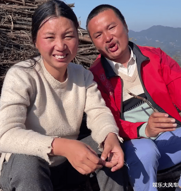 |牛爱芳夫妇再翻车？在家喝茶却没有水杯，一次性杯子也是老演员了