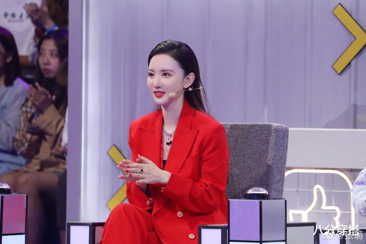 八分穿搭|张萌不愧是“老板娘”，一袭拼色印花连衣裙成熟优雅，干练又霸气