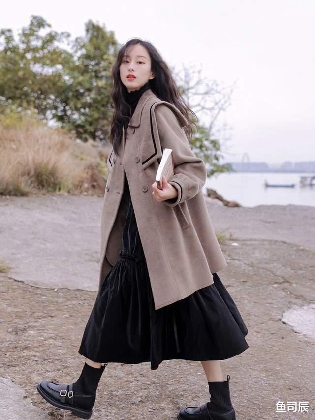 鱼司辰 今冬流行的“小黑裙”正火，搭配上大衣和羽绒服都超美，高级时髦