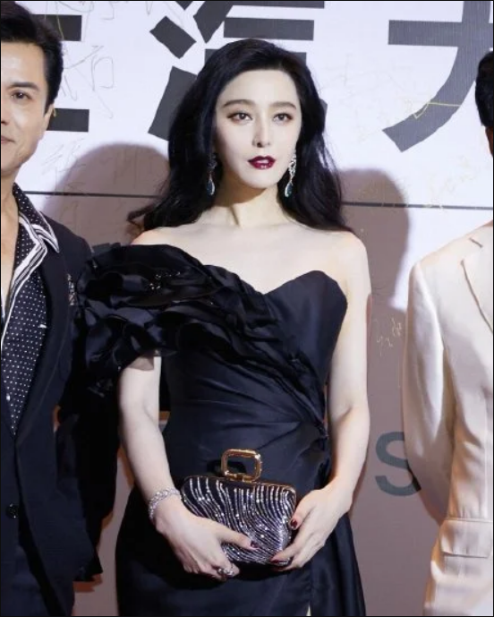 范冰冰|范冰冰烈焰红唇气场超强，官宣新代言，复出之势十分猛烈