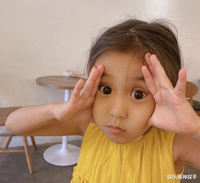 沙丘|贾静雯老公太幸福，屡在社交账号上晒合影，俩女儿出镜率高