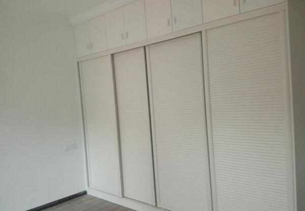 家庭装修卧室老师傅家从不做大衣柜，一问原因才知我家装错了！