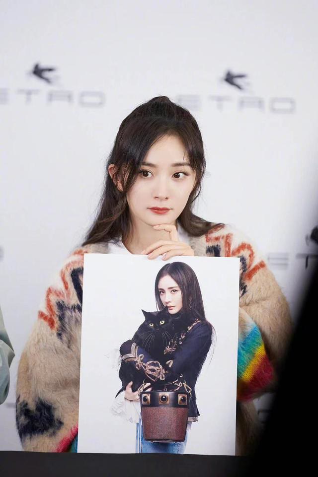 杨幂|杨幂晚宴盛装，老外发言她不语，喝红酒微醺更迷人