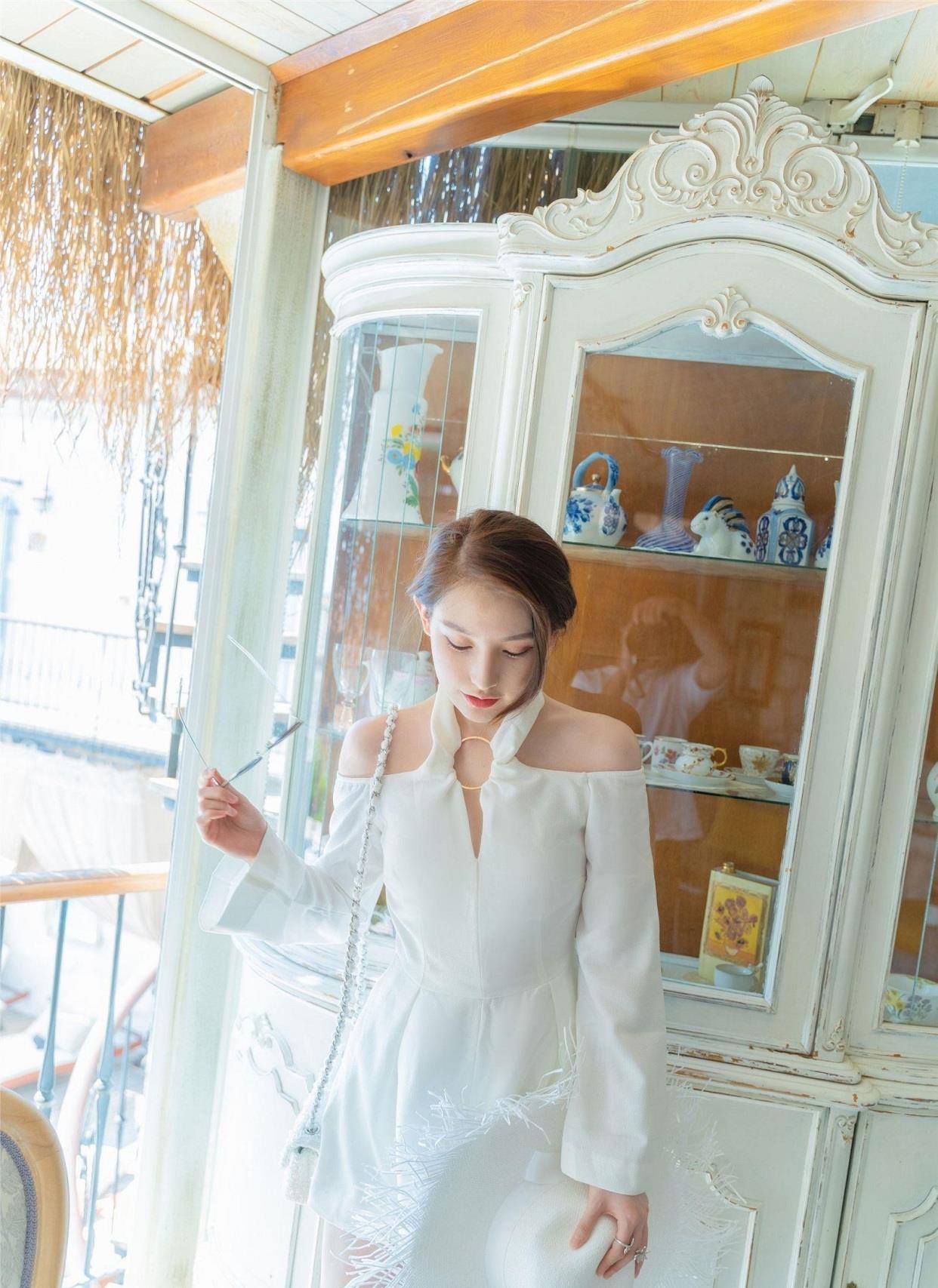 百里守刖 小姐姐身穿白色挂脖连衣裙，露出精致的香肩，时尚又百搭