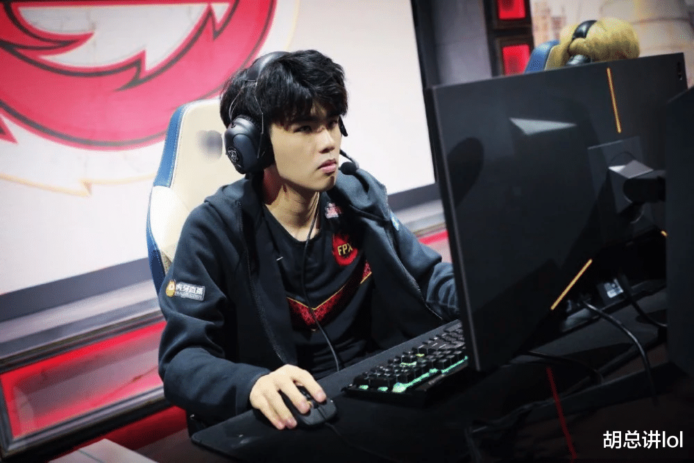 Uzi|LOL:Uzi为躲避演员直播睡觉,网友调侃小狗倒了,V5化身IG分部