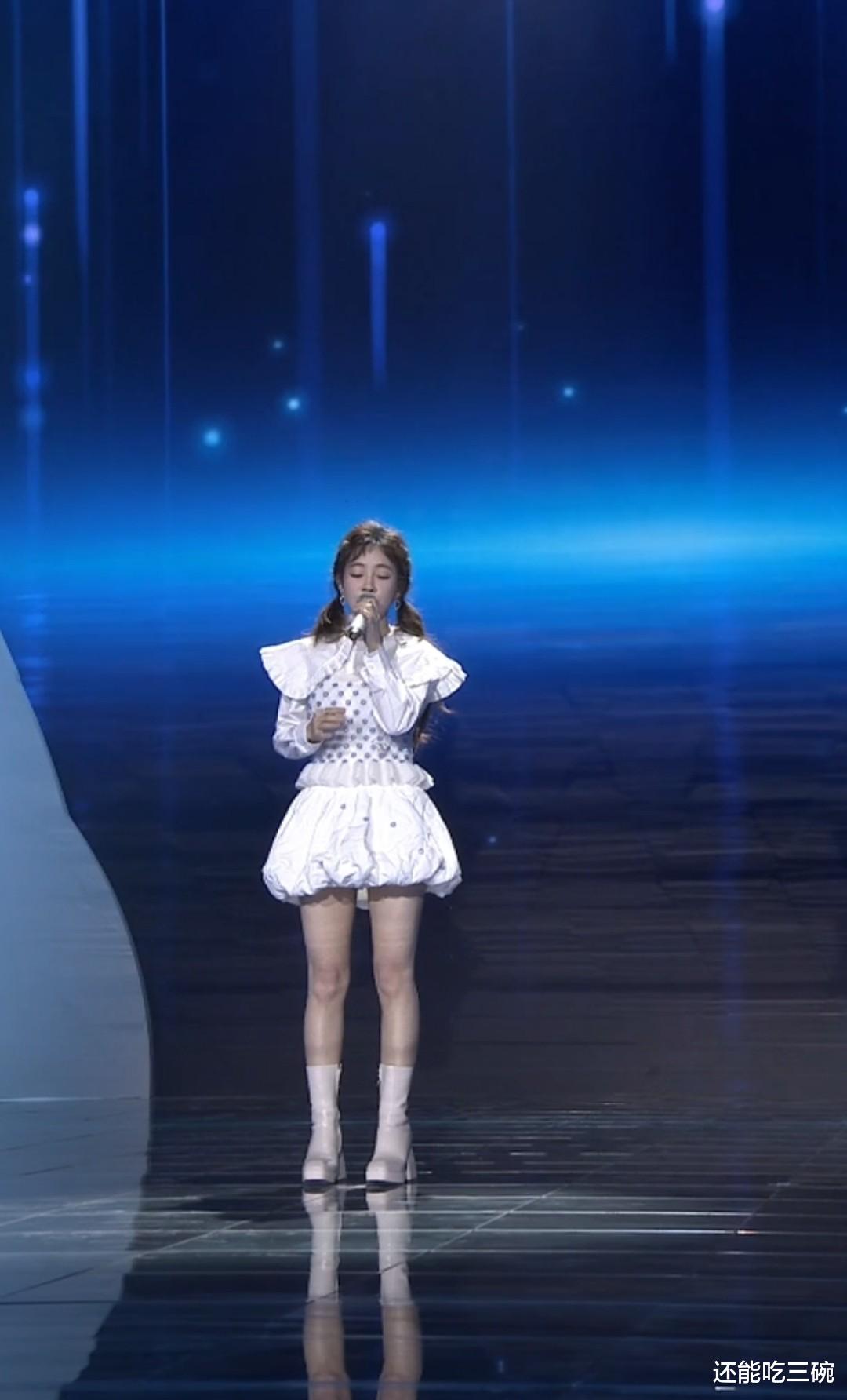 冯提莫|冯提莫穿十厘米短裙出席音乐会，大长腿蚂蚁腰太吸睛