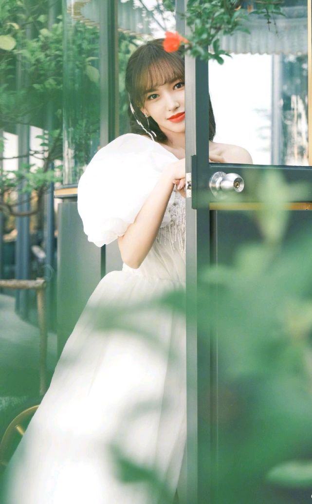 修图|程潇减肥上瘾了？瘦到“漫画脸”失去辨识度，精修图都快认不出了