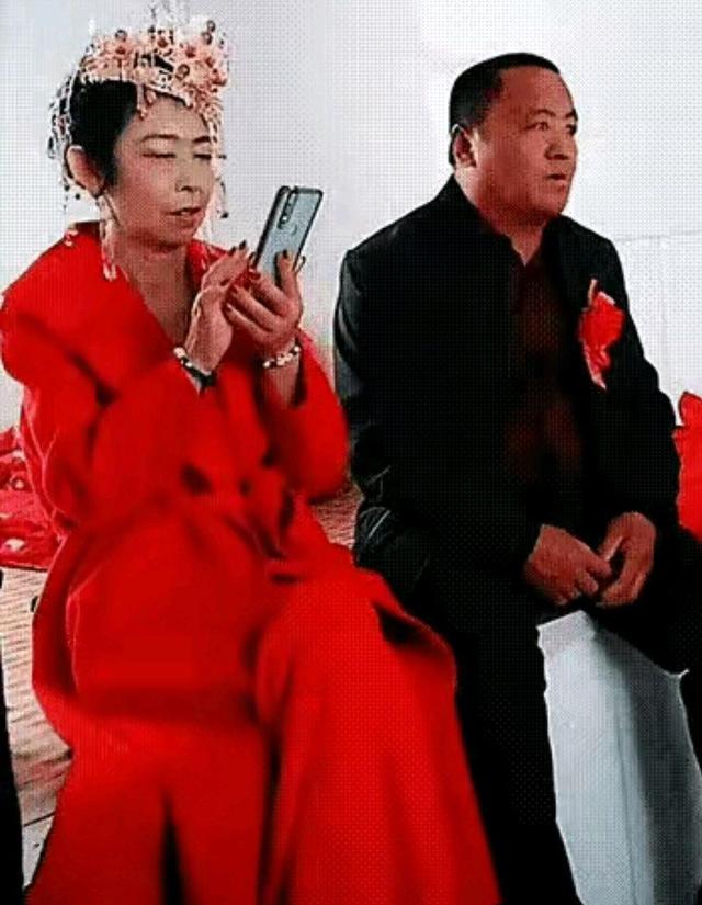 济南:50岁老汉婚礼摆黑脸出走,只因年轻新娘玩手机