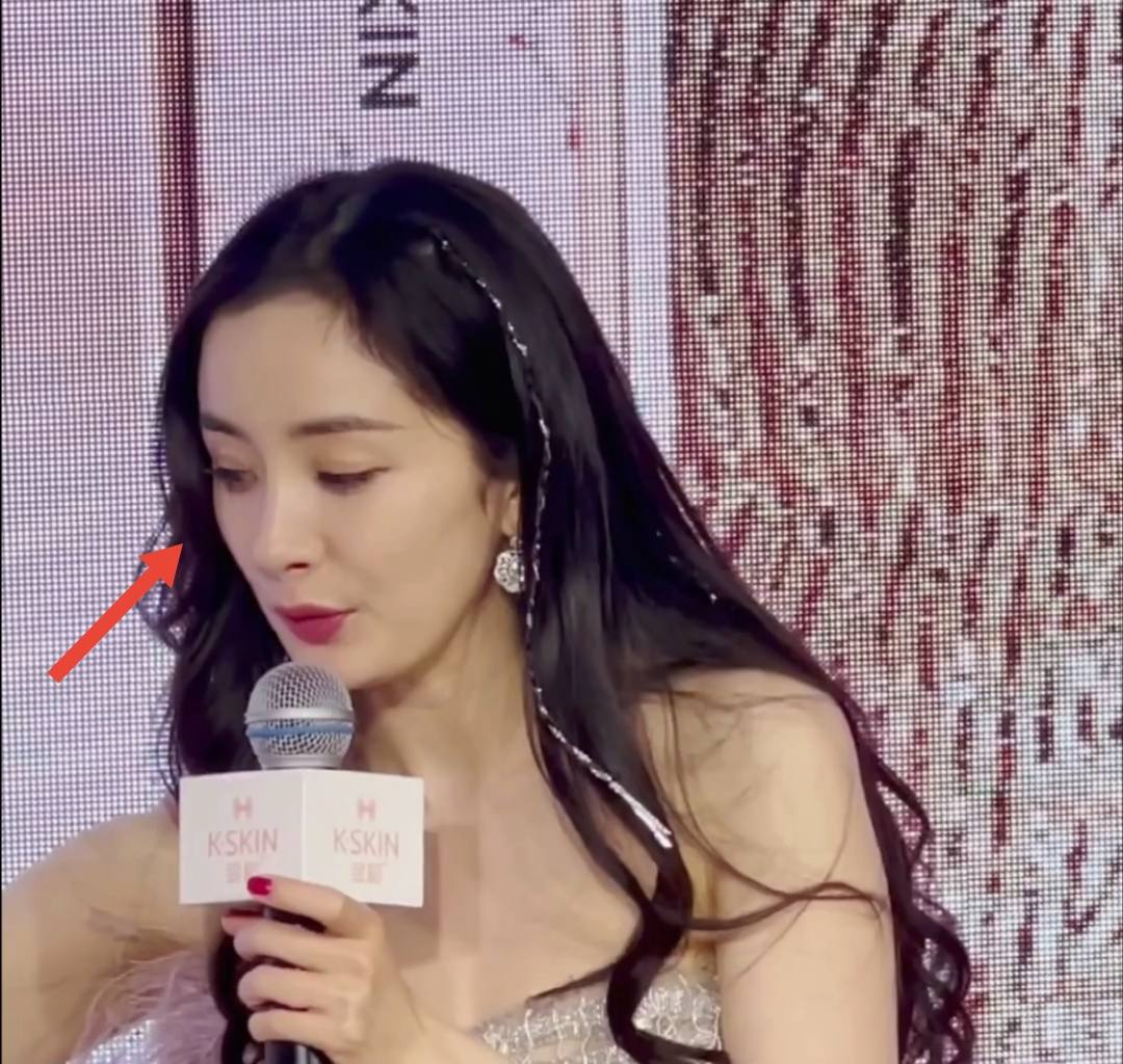 杨幂|杨幂穿高定出席活动，含胸驼背仪态差，生图法令纹明显状态糟糕