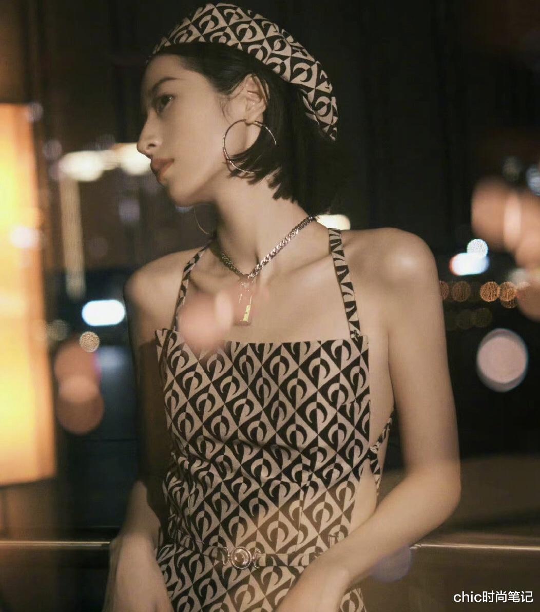 chic时尚笔记 Angelababy卫衣配帽子现身机场,小腿纤细气质嘻哈,帽子成点睛