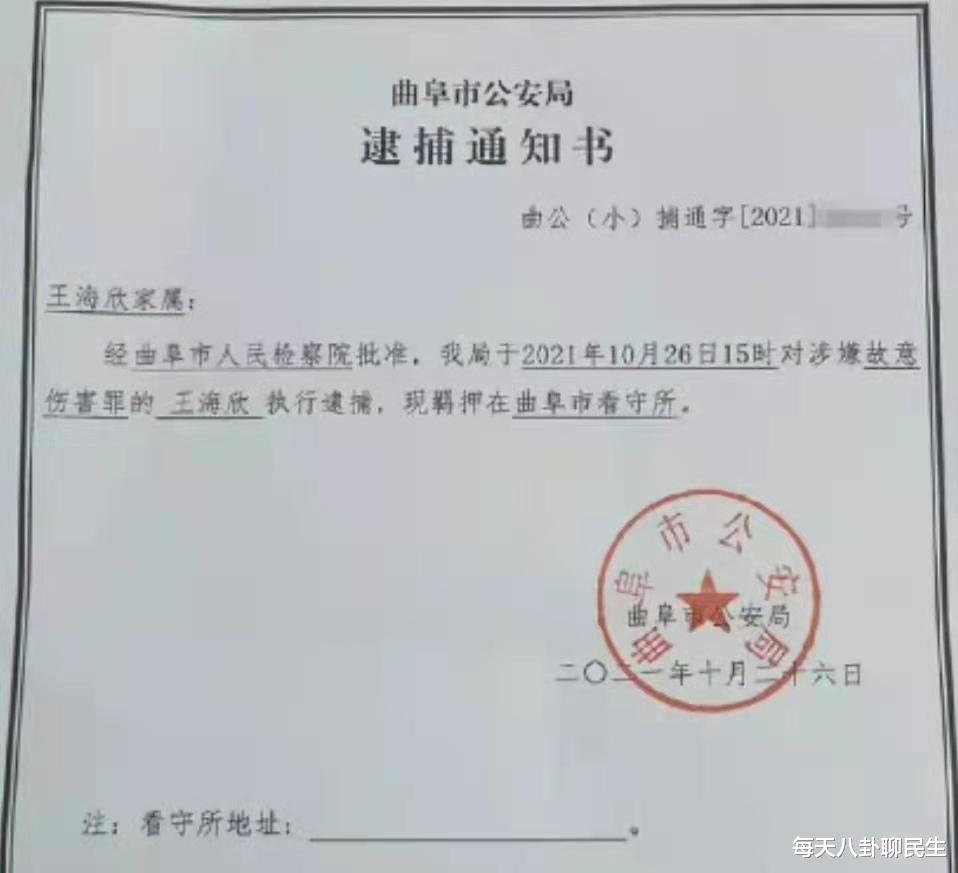 父亲雨中遇车祸躺地,母亲被肇事女司机家人殴打,儿子救母反被抓