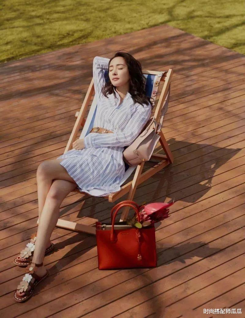 时尚搭配师瓜瓜|?连衣裙下面别搭小白鞋了！今年流行穿“连衣裙+凉鞋”，舒适优雅