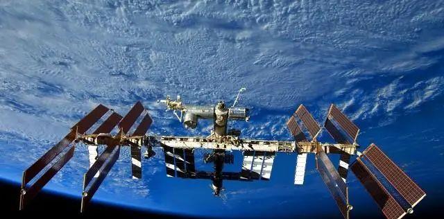  月球离地球很近，为何人类不把空间站建在月球，而是建在外太空？