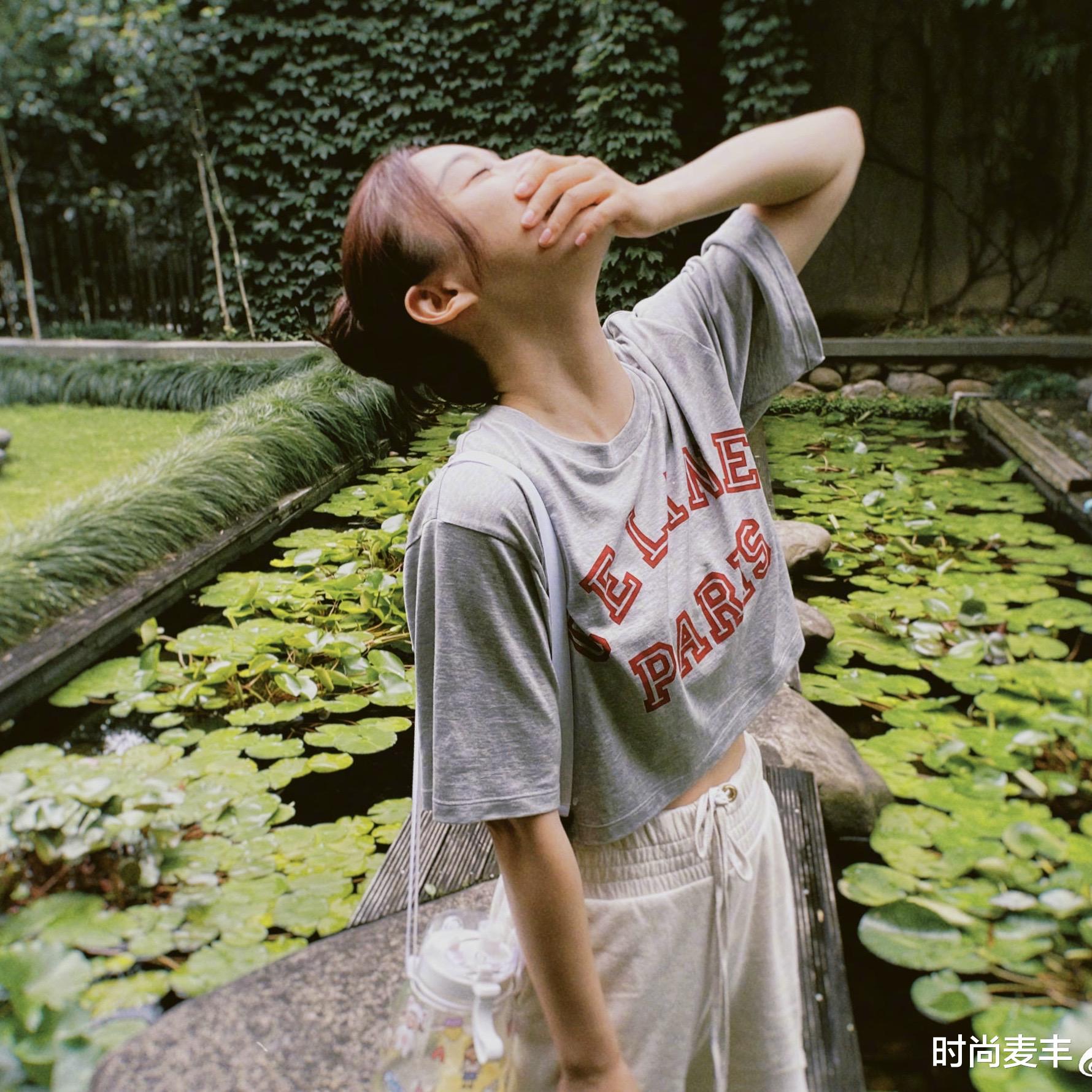 袁姗姗|袁姗姗真是个大大咧咧的女孩,男友风T恤配骑行裤,随意自在