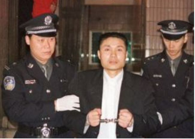 盖世汽车评 90年代的悍匪张君,持枪杀死、打伤近50人,被捕后立即枪毙