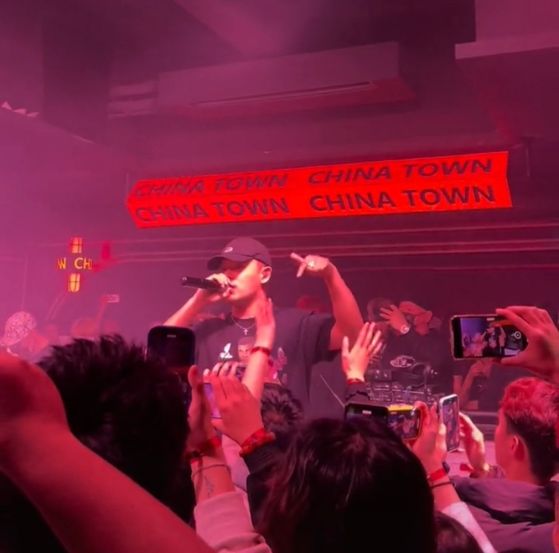 古力娜扎|黄旭沈阳某酒吧说唱,气氛不错观众也跟着摇摆:这人到底是干啥的